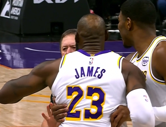 【体育简讯】火药味溢出屏幕！詹姆斯&狄龙大尺度对抗一⭐览：遍布四节+3✌️T❗！(图11)