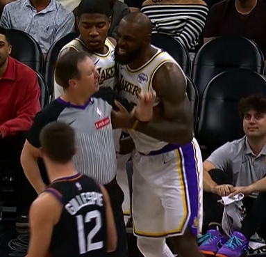 [体育世界]愤怒至极！詹姆斯拉着裁判怒喷：MD这犯规太TM过