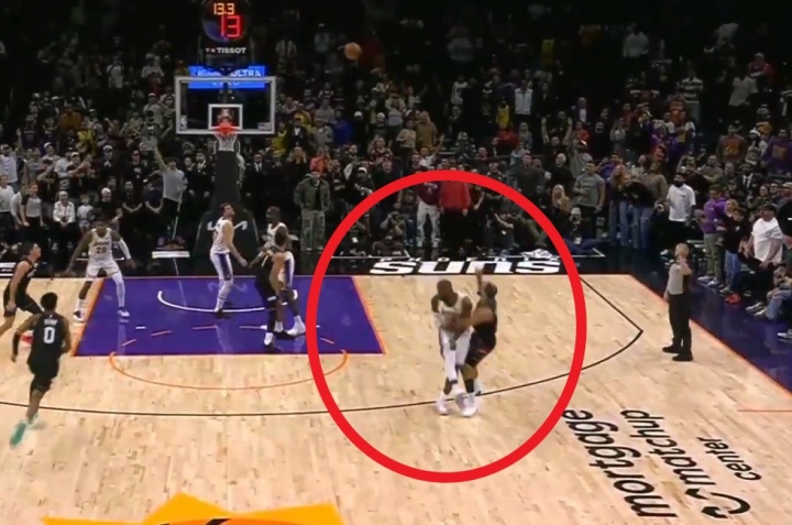 [本地速递]狄龙绝平三分被撞倒没有加罚！失控撞老詹吃T！湖人