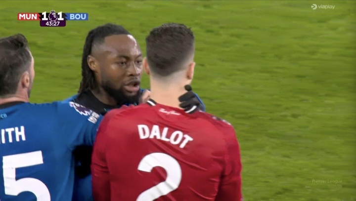 【体育头条】锁喉亦有不同！？卡塞米罗直红 对手锁喉B费没牌、