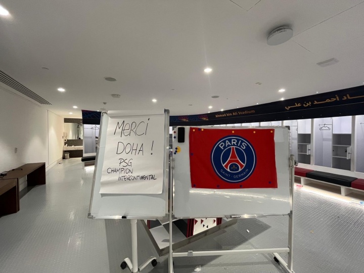 [即时资讯]巴黎全队夺冠后打扫更衣室并留言：谢谢多⬆️哈！来