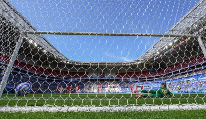 FIFPRO：2/3女足球员年薪低于2万美元，25%踢球之余还得打工赚钱