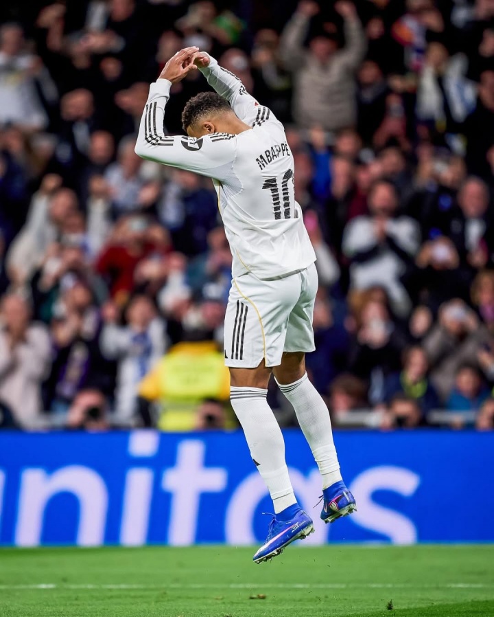 【球迷报道】偶像的认可！姆巴佩@C罗致敬追平其纪录，C罗本人回复鼓励(图3)