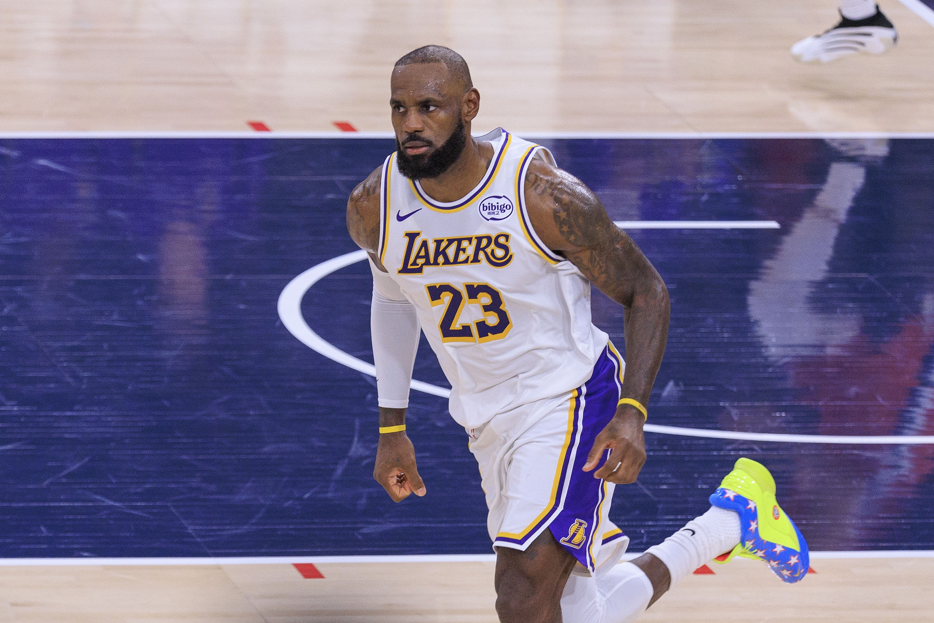 【布朗尼】队友三分31中3！逆境詹36分桌上四个菜 登卡双41分钟维持最后体面(图2)