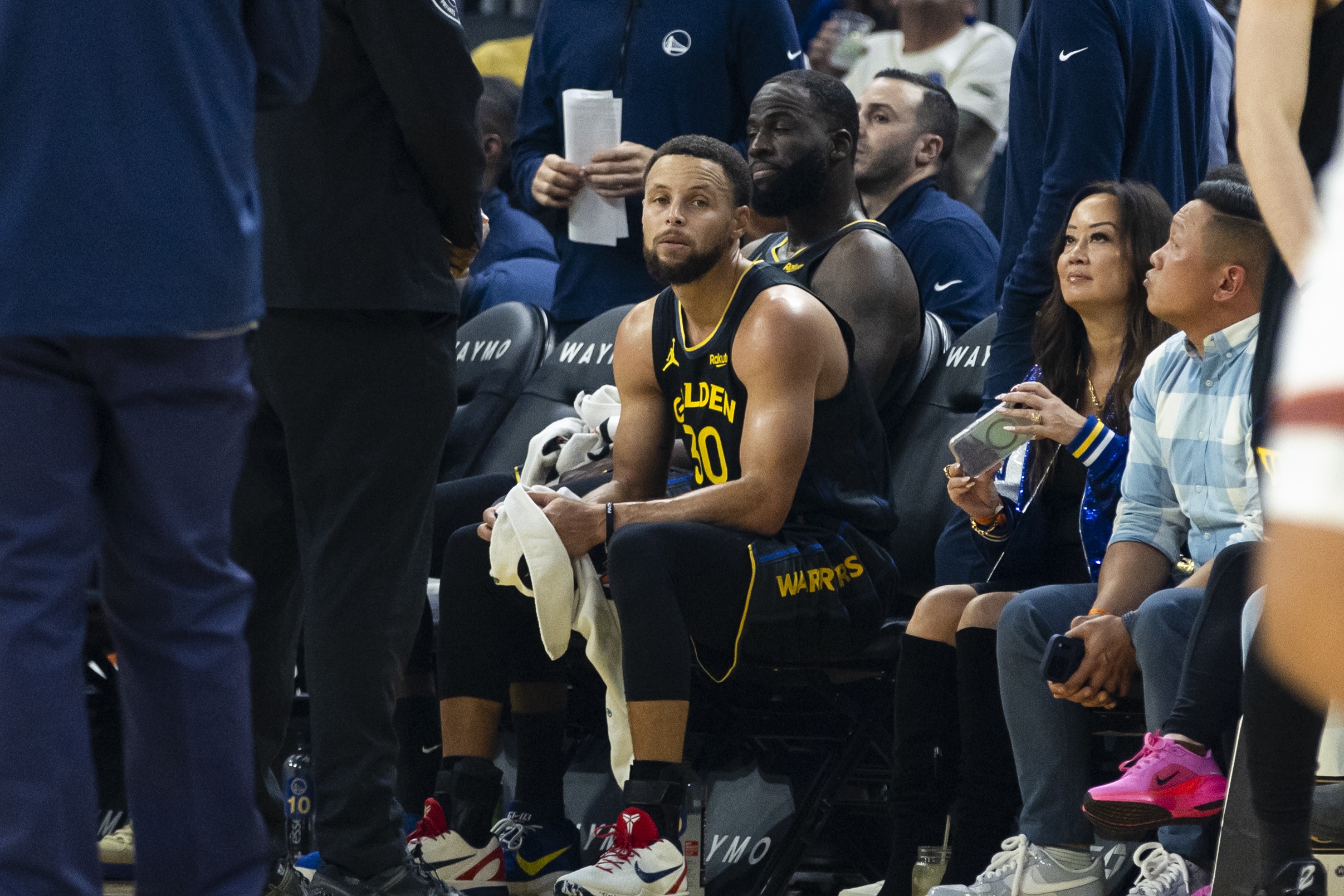 【权威发布】库里谈格林➡️与科尔争✌️吵：相信我们都懂得保持