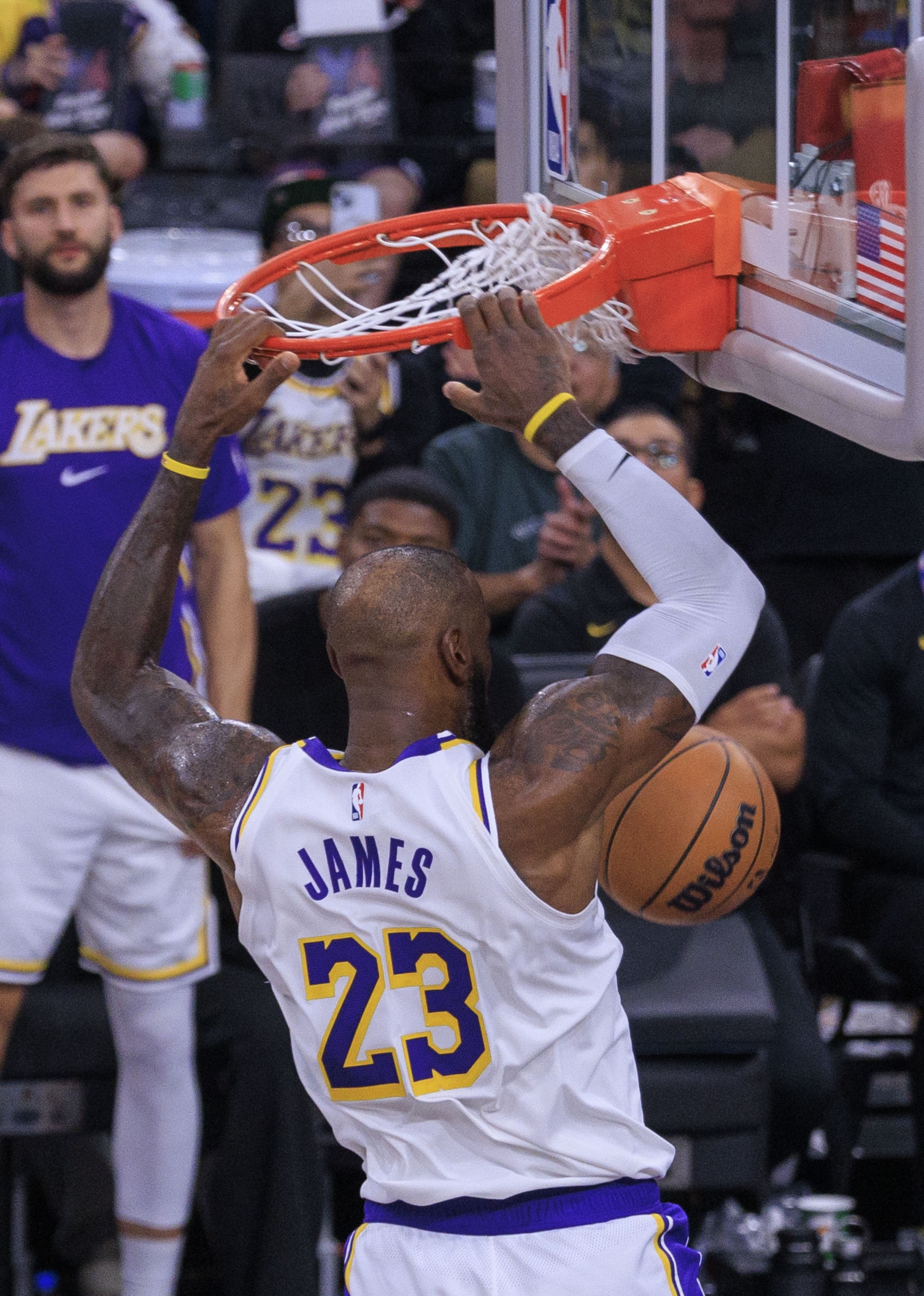 【体育头条】詹姆斯：无论我们有谁登场都要迎接挑战 做好进攻执