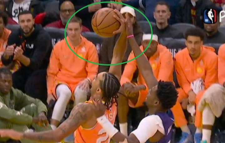 【赛事新鲜事】反直觉判罚！米勒纯纯打手被吹犯规 但黄❕蜂挑战