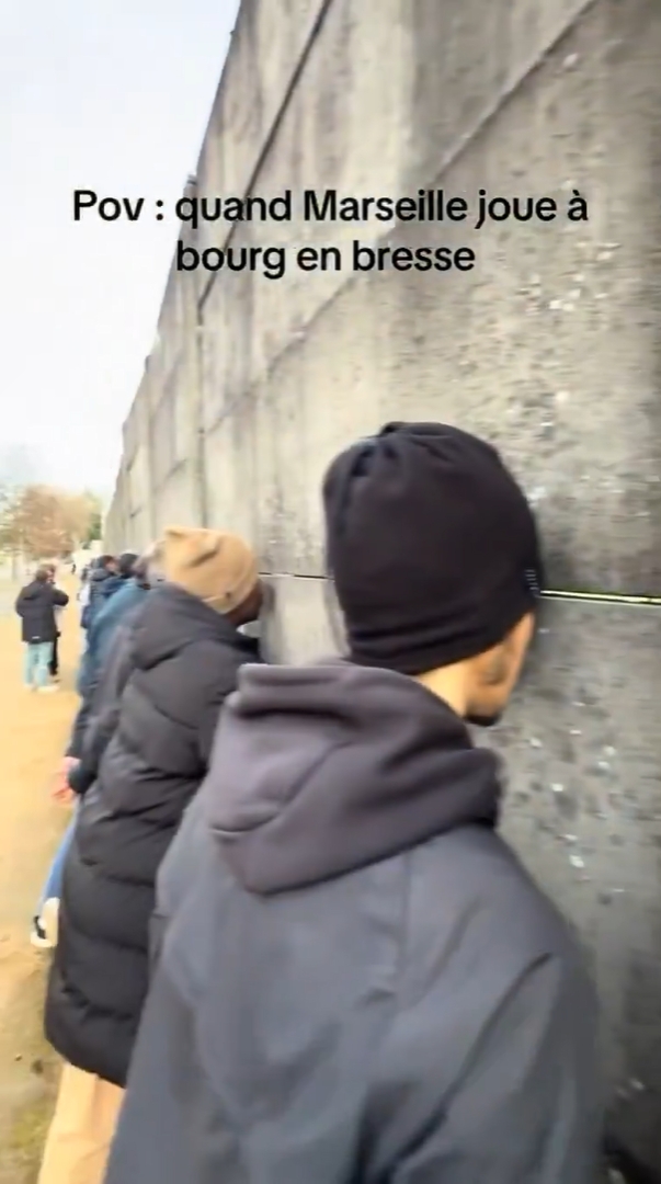 瞄人缝😂法国杯法丙球队主场0-6马赛 球场外一排球迷扒墙缝看球