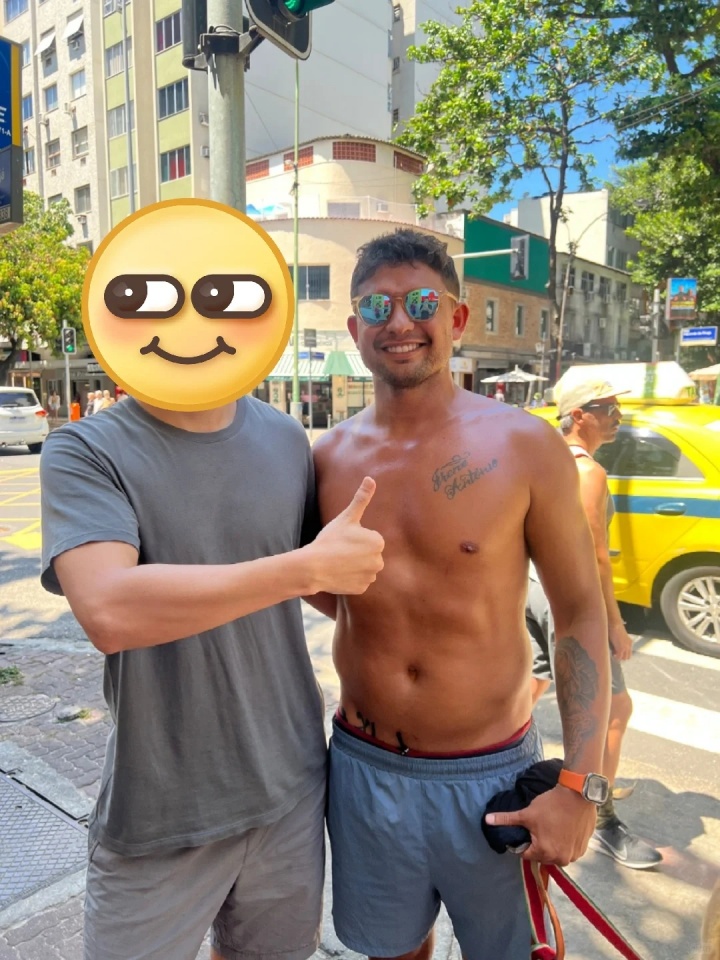 【中国男足】比退役前还瘦！网友在巴西偶遇36岁前国脚艾克森，