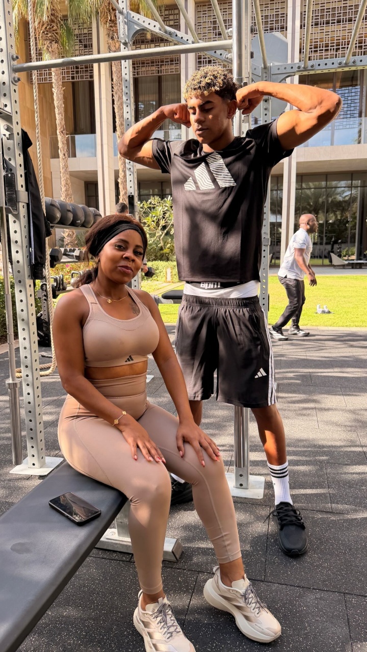 胳膊又粗了一圈😯亚马尔晒与母亲健身照，圣诞假期也没闲着💪