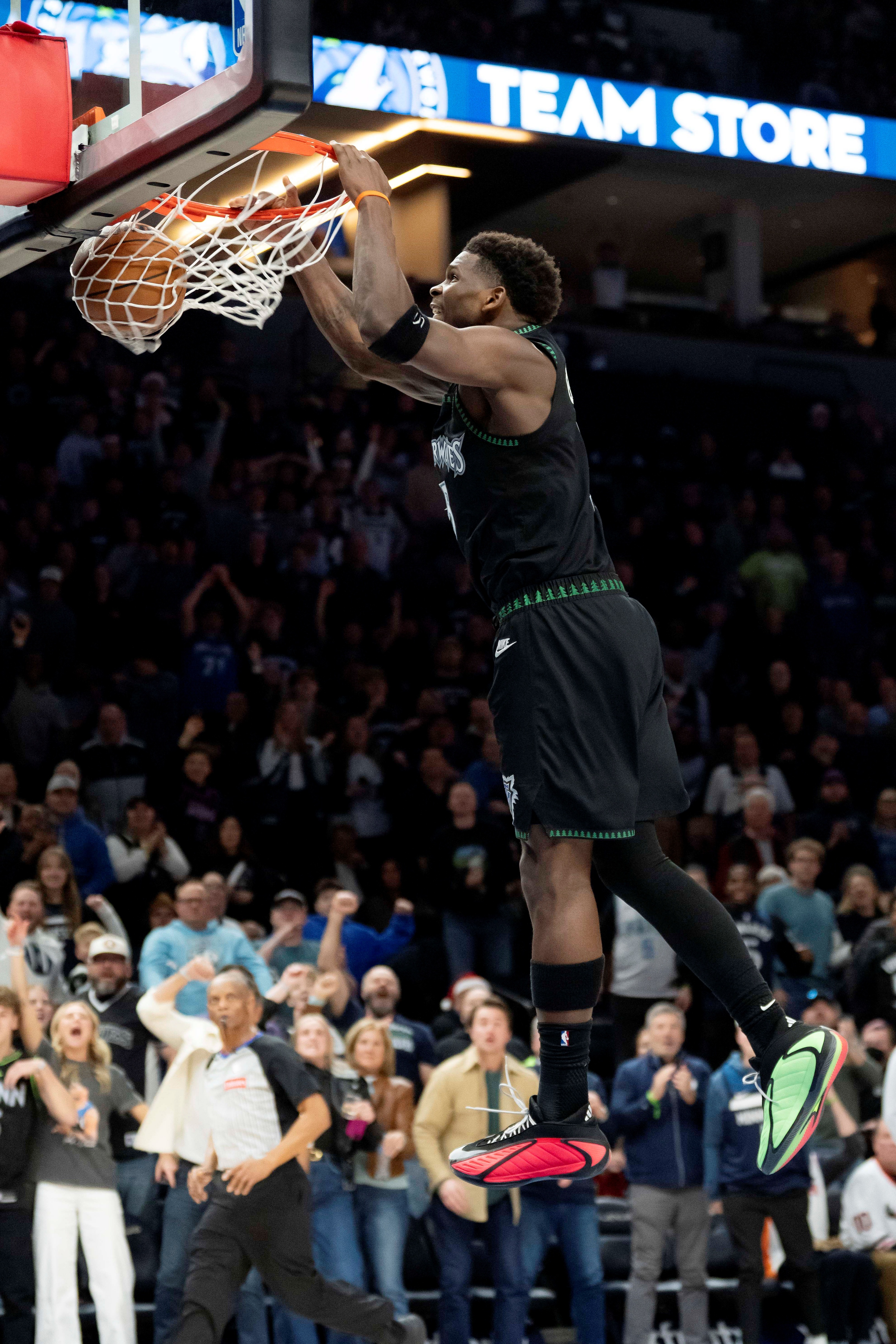 強勢回應！愛德華茲半場12中6&三分5中2拿到18分 首節得到13分