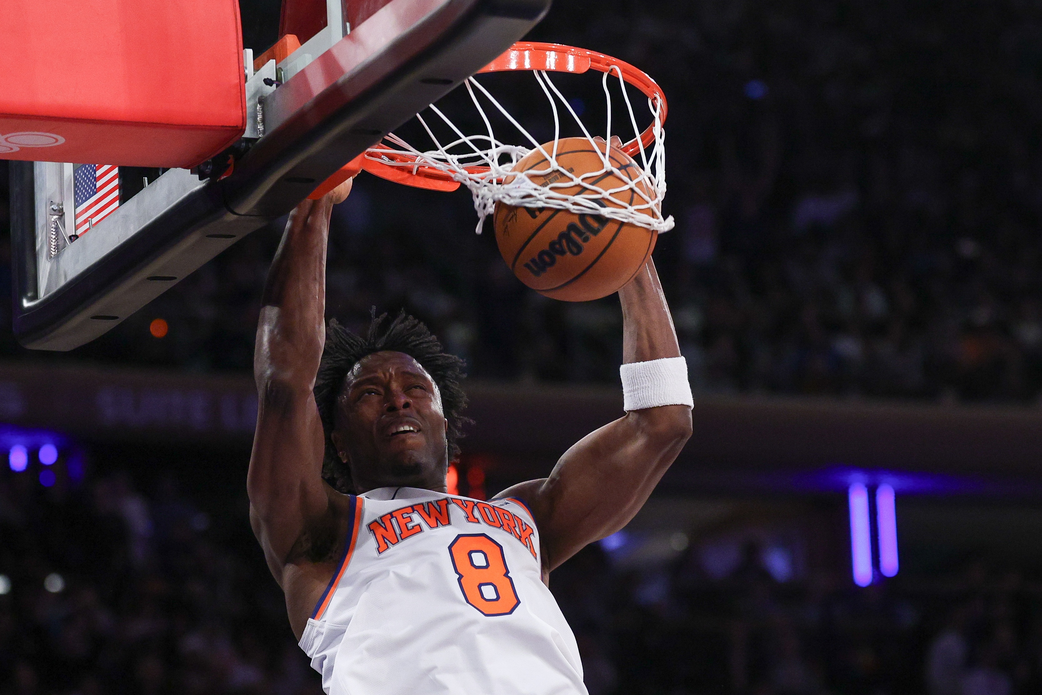 靈犀一點！唐斯持球背打 腦后妙傳助攻阿努諾比吃餅扣籃