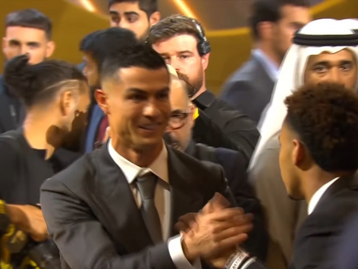 连续三年获奖！官方：C罗荣膺2025环足奖年度最佳中东球员