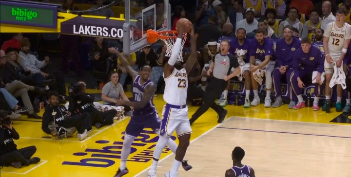 【体育报道】老夫聊发少年狂!詹姆斯上半场7中6得12分1板4助 两记十佳球扣篮(图2) 【体育报道】老夫聊发少年狂!詹姆斯上半场7中6得12分1板4助 两记十佳球扣篮(图2)