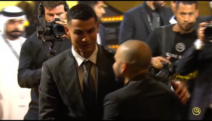 出狱后首度公开露面！42岁阿尔维斯出席环足奖颁奖礼，与C罗拥抱