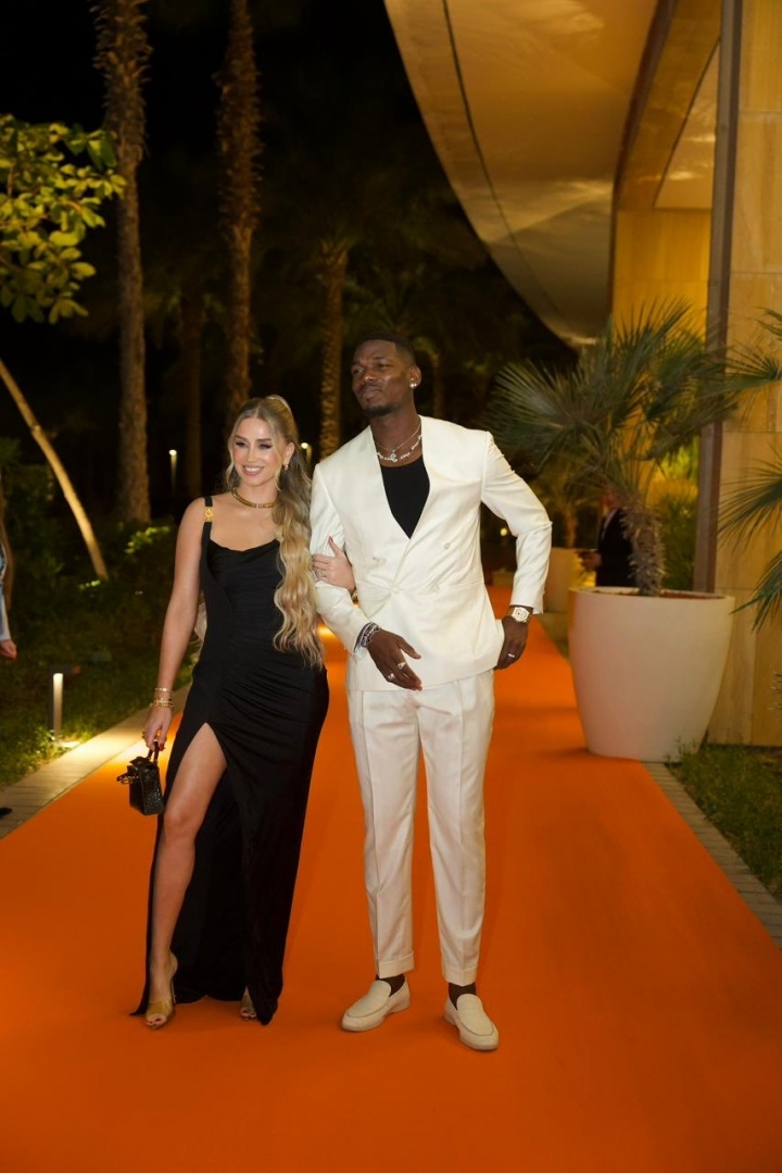 【信息速览】获最佳❗复出奖！32岁博⚽格巴一身白衣出席颁奖，