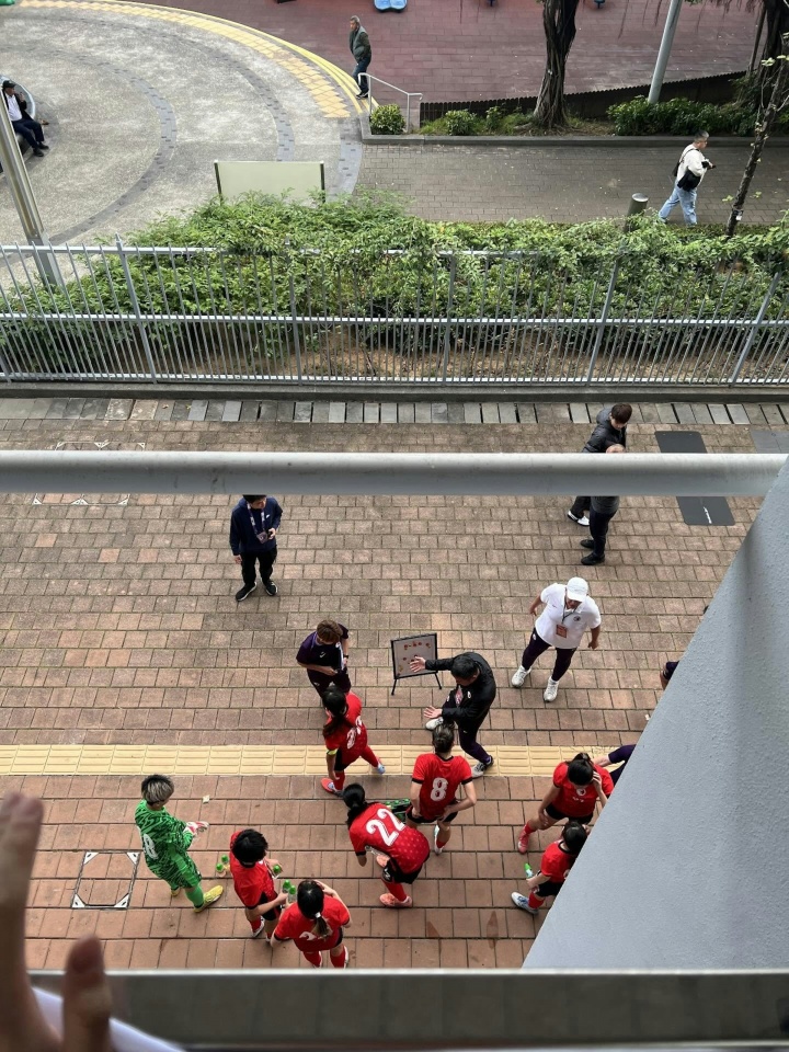 港媒：女子省港杯中国香港女足被安排男更衣室，装备放在小便池旁