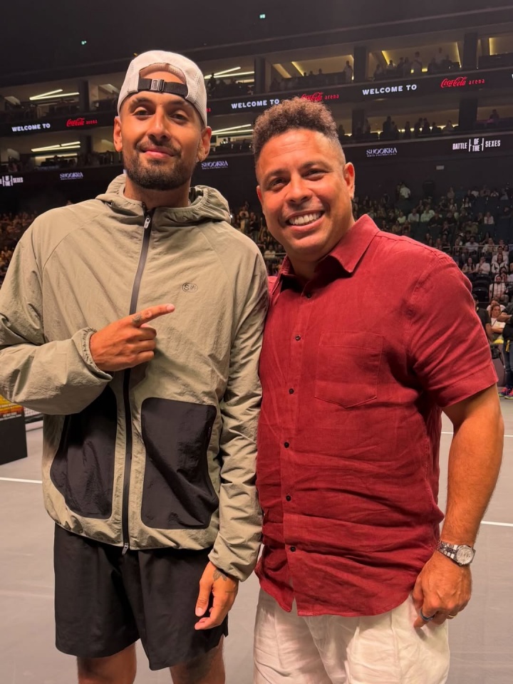 大罗与妻子现场看网球性别大战，与萨巴伦卡、克耶高斯合影