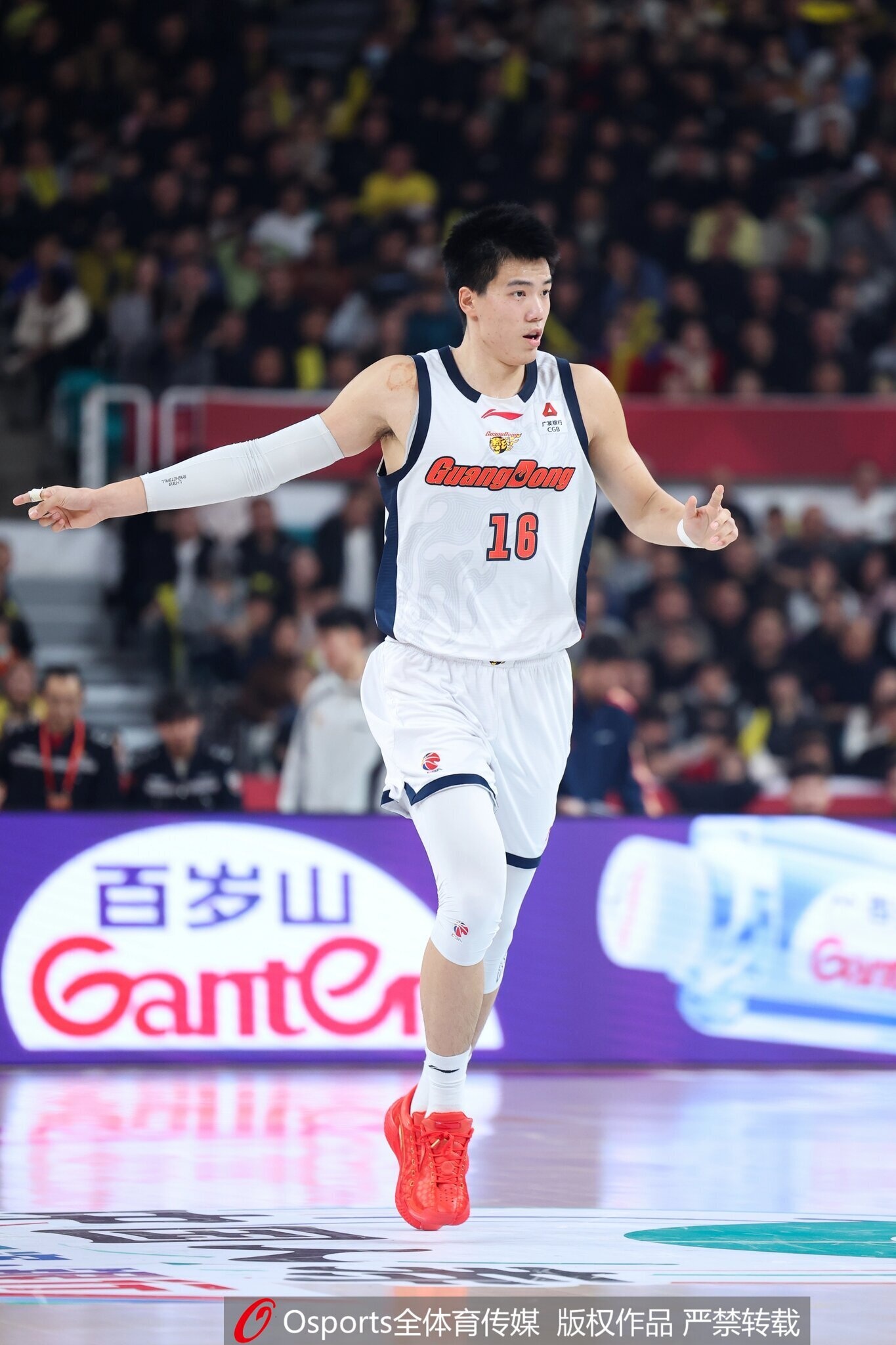 找回自己！焦泊喬上半場出戰(zhàn)14分半鐘 5投全中拿到10分1籃板