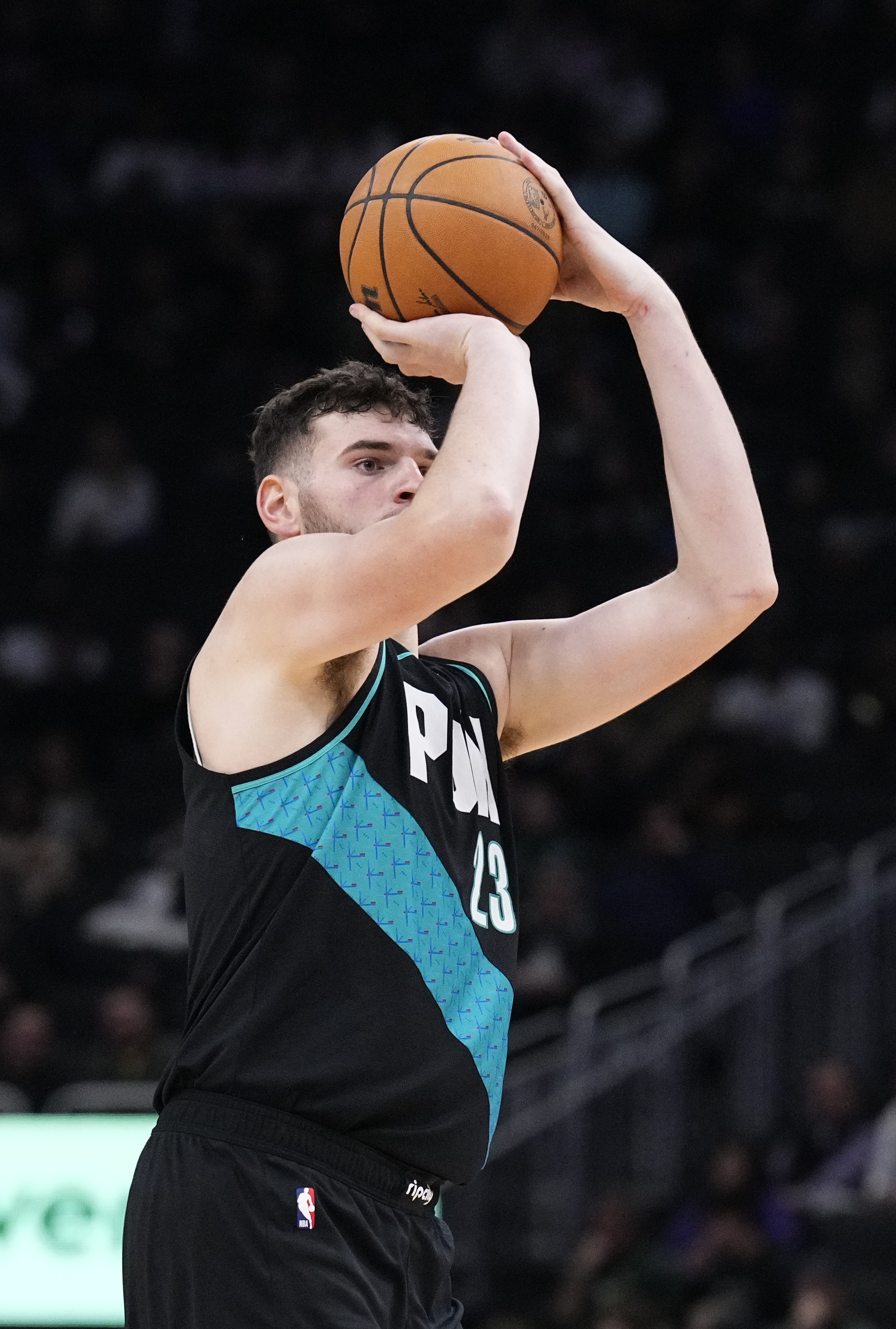 33.3%！美記：克林根也開始投三分了 現(xiàn)在這成了聯(lián)盟的標配