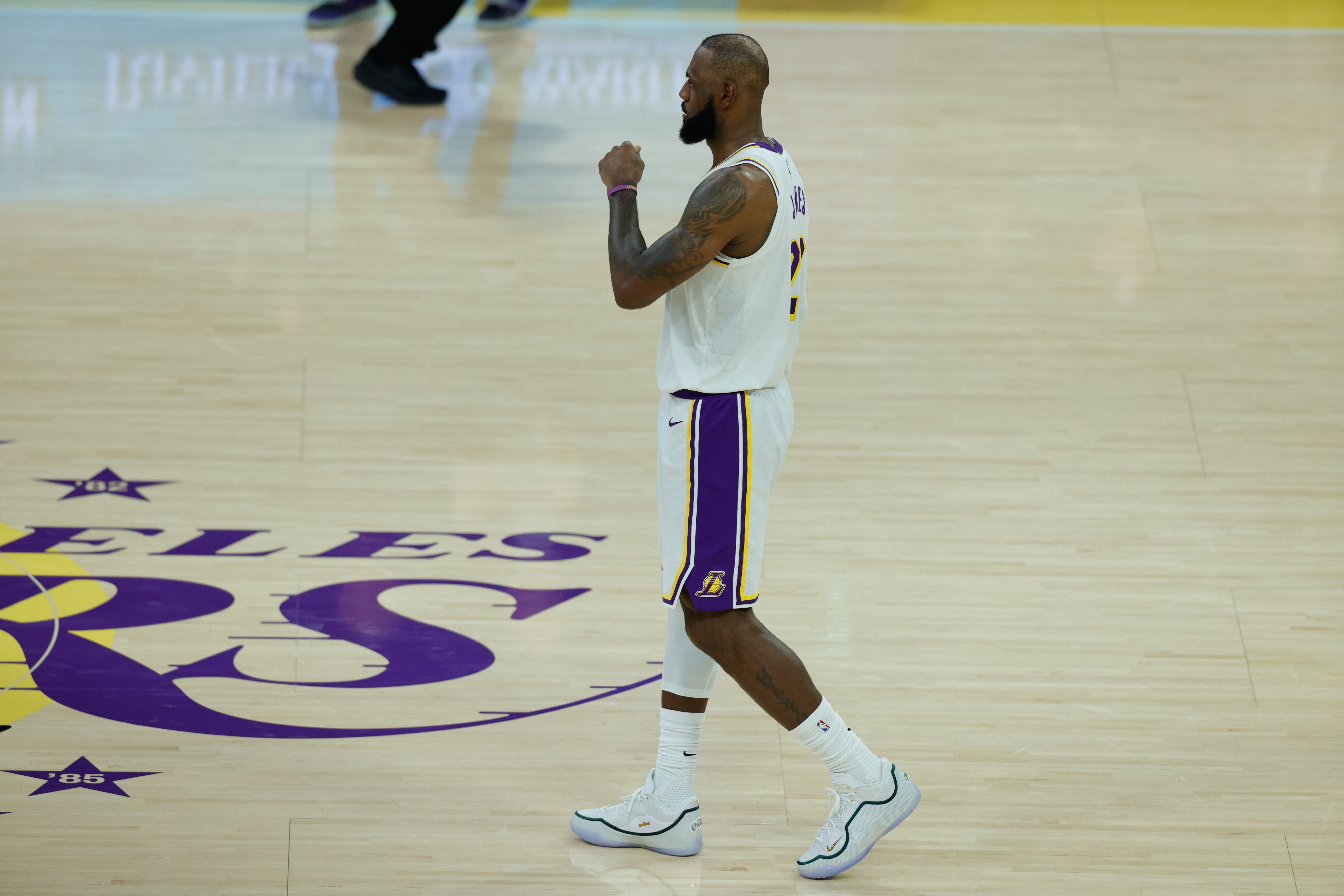 【球迷报道】记者：湖人最近连败都怪詹姆斯很荒谬 主要问题在于