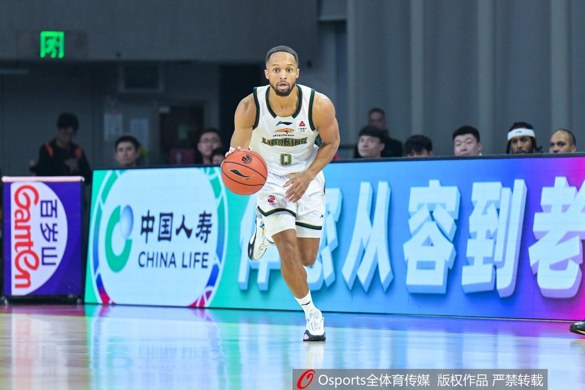 媒體人：遼寧男籃已經(jīng)裁掉奧利弗和杰隆·布朗