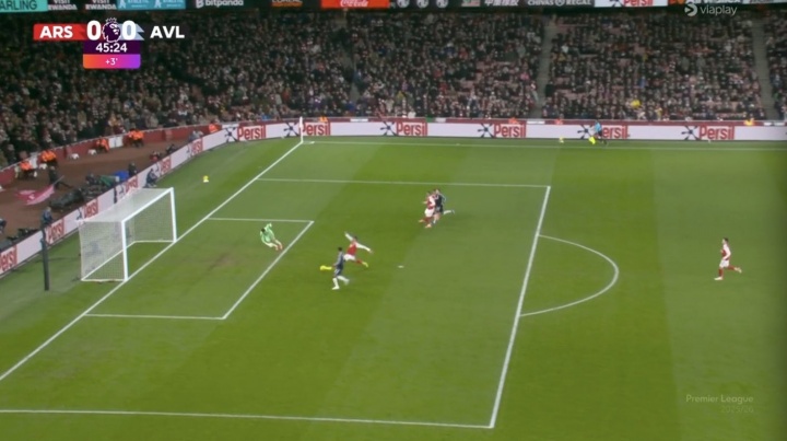 世界级的防守！萨利巴极限解围对手空门良机，边裁举旗示意越位