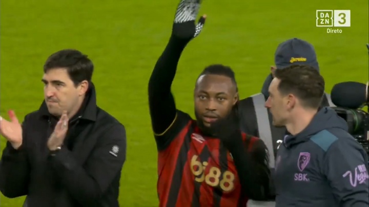 即将进城👋塞梅尼奥赛后向看台频频挥手，与众队友拥抱疑似告别