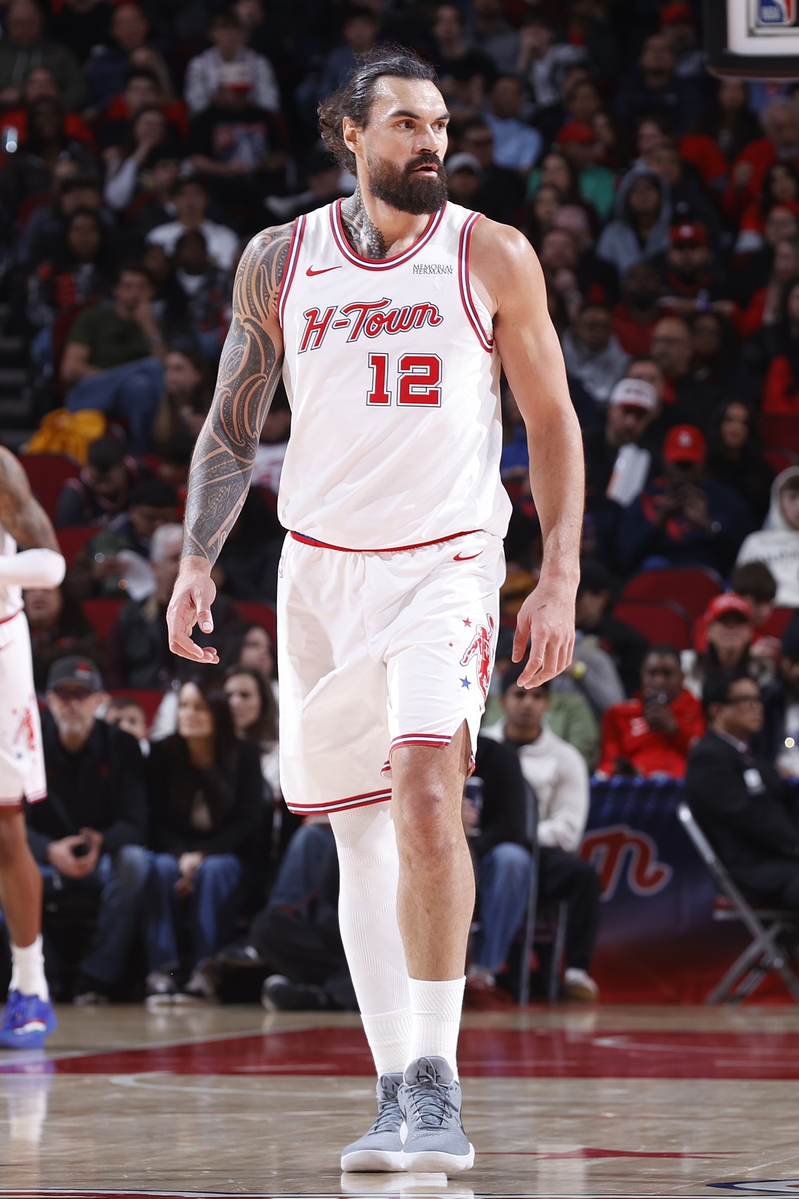 在場就有作用！亞當斯攻防穩(wěn)定 首發(fā)27分鐘拿7分11板4助2斷2帽