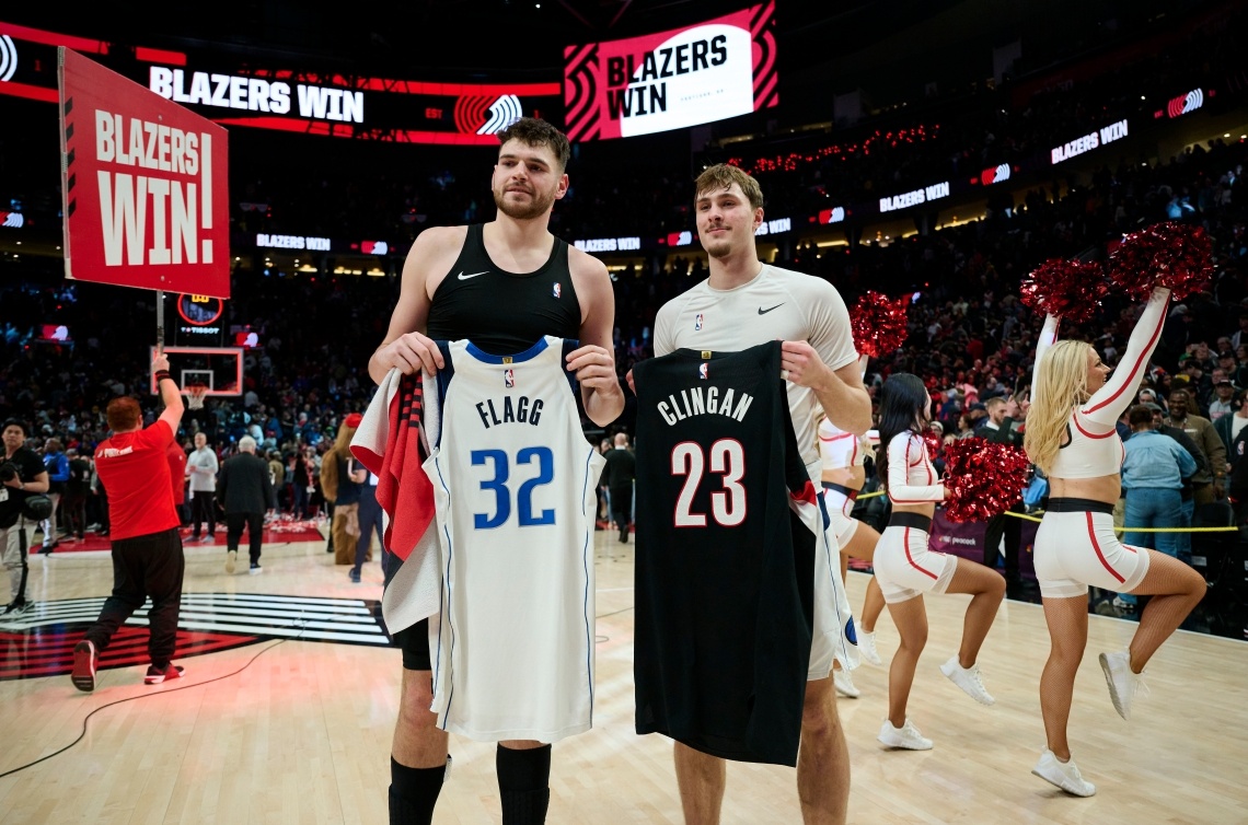 [精彩资讯]昨日赛后克林根和弗拉格交换球衣 两人自小相识&母