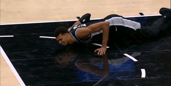 [球迷报道]Shams：文班亚马左膝轻微过度伸展 初步检查没有重大损伤(图1)