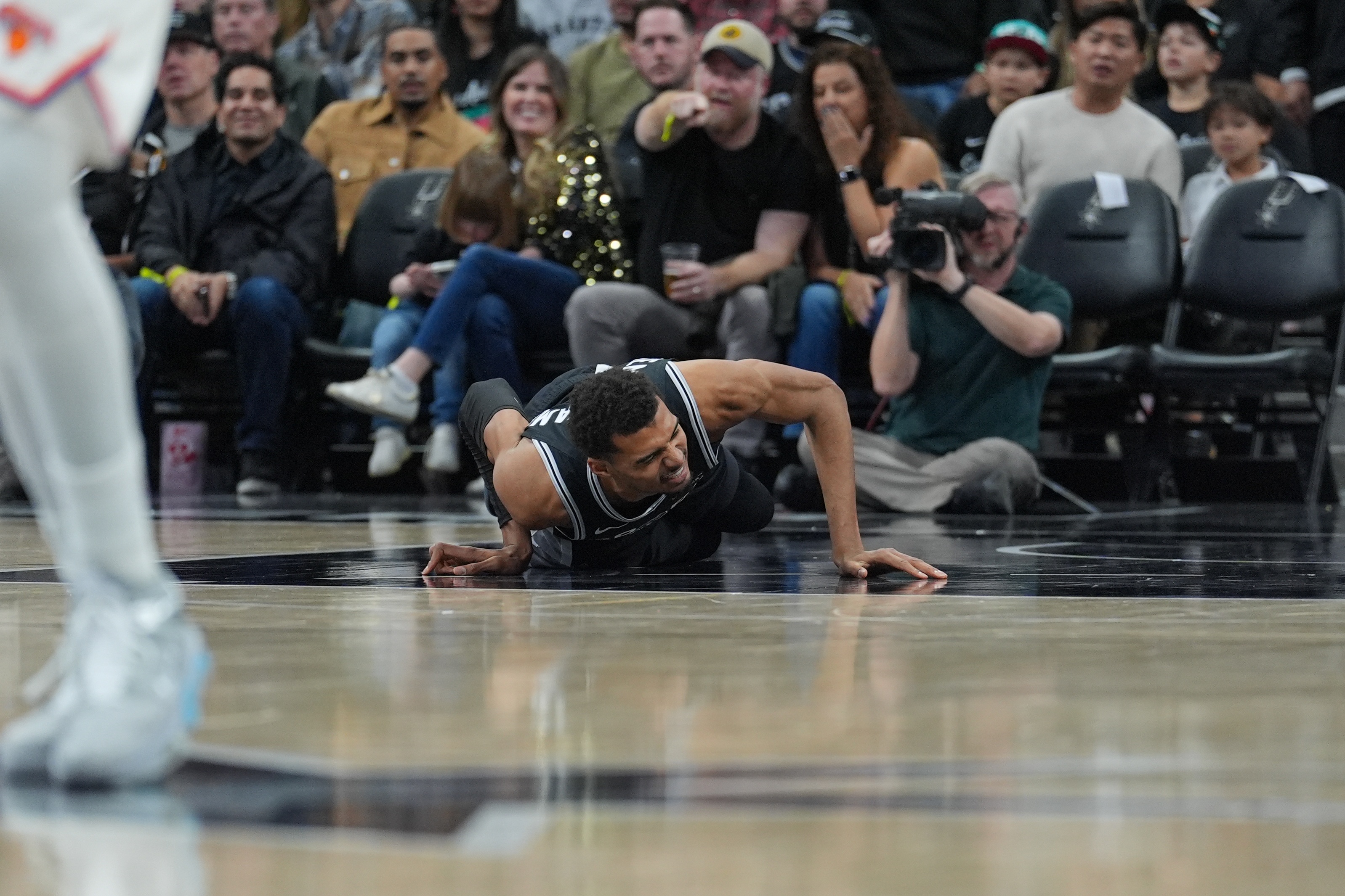 米奇·約翰遜：文班不在場(chǎng)會(huì)讓一切不同 但我們的既定原則不變