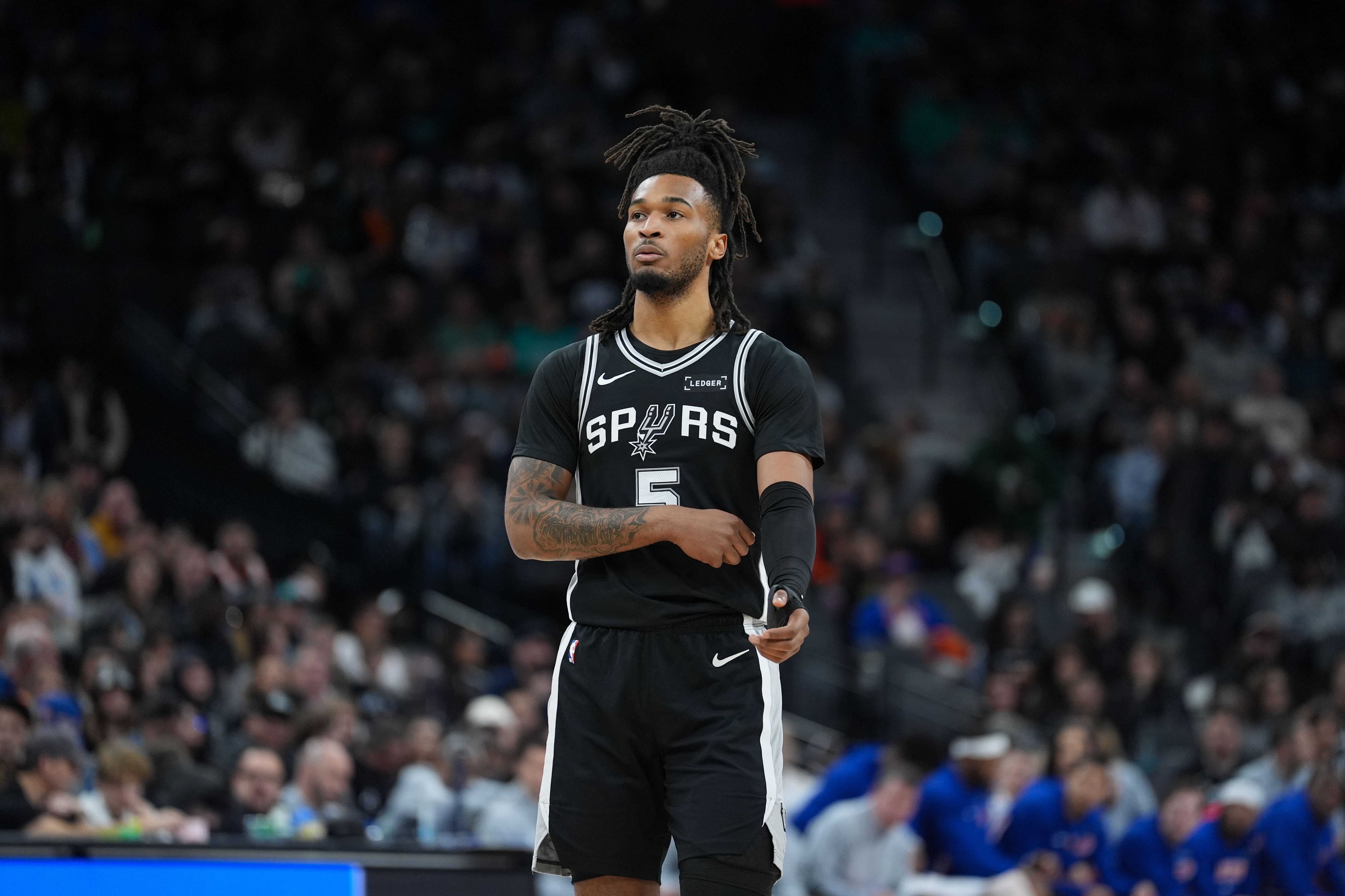 得不償失！卡斯爾跳球時拉拽JJJ被吹犯規(guī) 個人第6犯被罰下