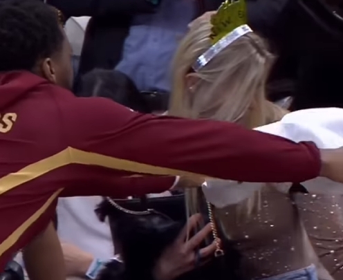 當(dāng)眾秀恩愛??米切爾往未婚妻臉上丟毛巾 后者氣鼓鼓可愛噘嘴