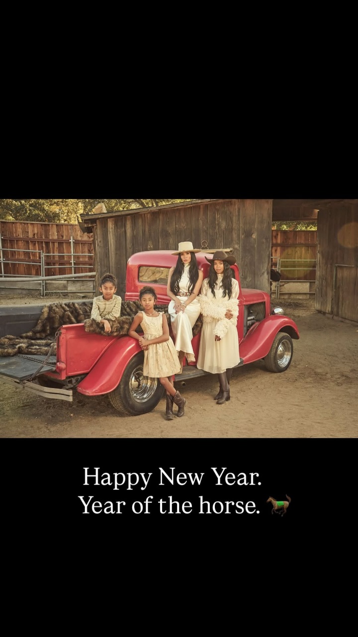 ??牛仔風(fēng)！瓦妮莎曬全家福祝福大家馬年快樂(lè)??