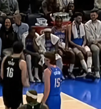 亞歷山大主動和楊瀚森打招呼：第1次接頭失敗 第2次小楊羞澀回應(yīng)