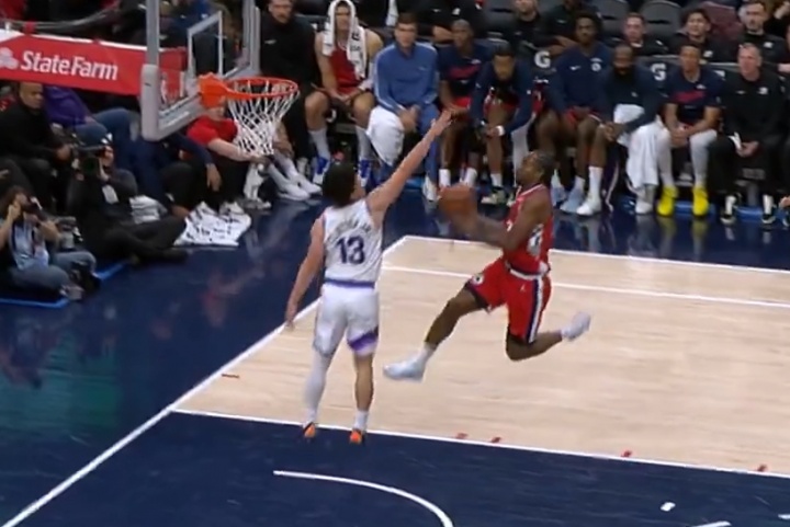 喬Damn！小卡空中漫步優(yōu)美拉桿！末節(jié)已經(jīng)轟下20分！