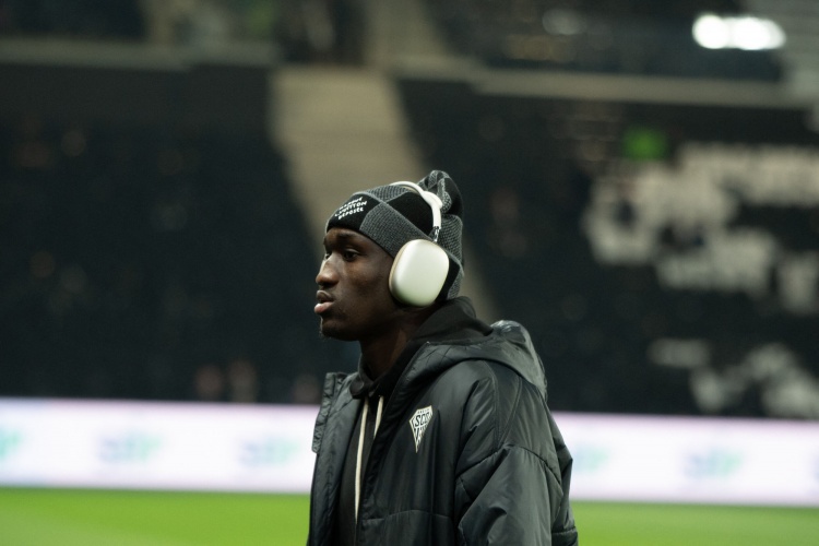 [昂热]财务问题！法媒：昂热青训前锋谢里夫接近冬窗转会巴黎F