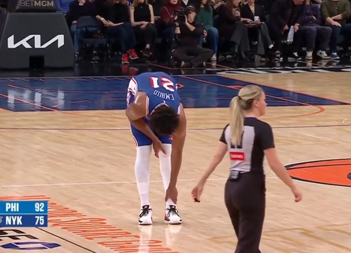 那邊造不了犯規(guī)！恩比德上籃倒出場(chǎng)外小崴一下 攝影師躲都沒躲開