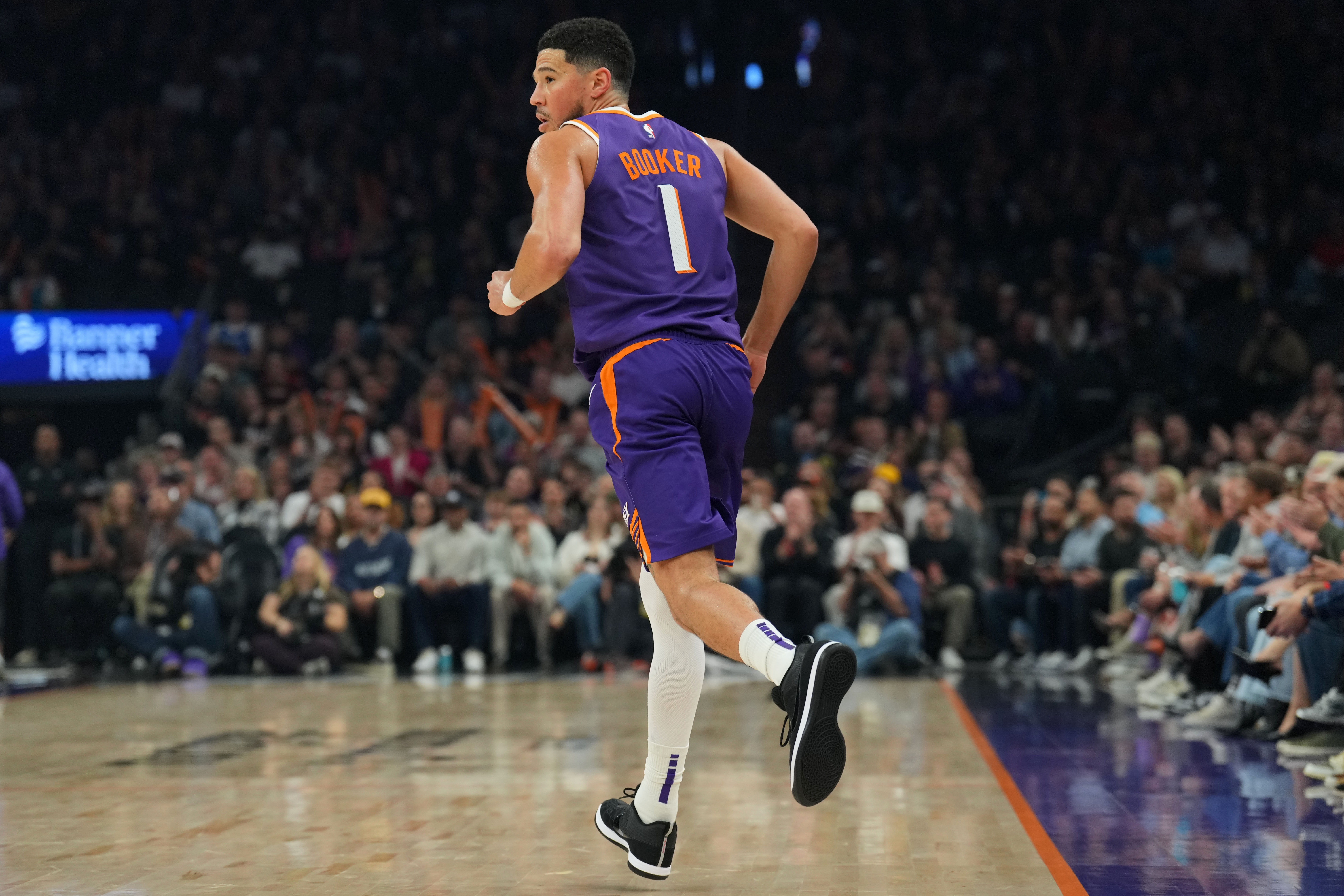 絕命三分絕殺聯(lián)盟第一！布克11中5得到24分6板9助 罰球15中13