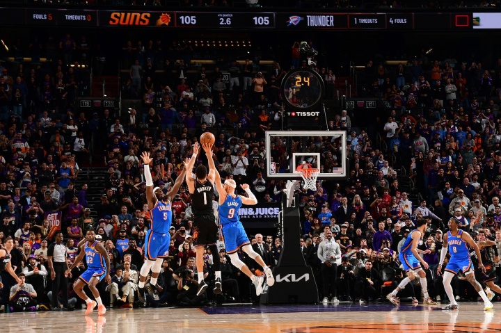 [体育头条]为何选择三分？布克：突破很难要到犯规 我觉得裁判不会给机会