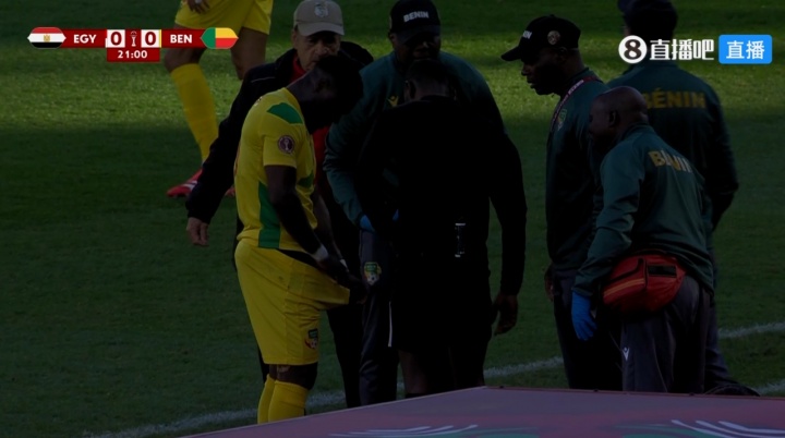 哥們在干啥？貝寧前鋒在場邊拉開褲子，隊醫(yī)等人圍著看