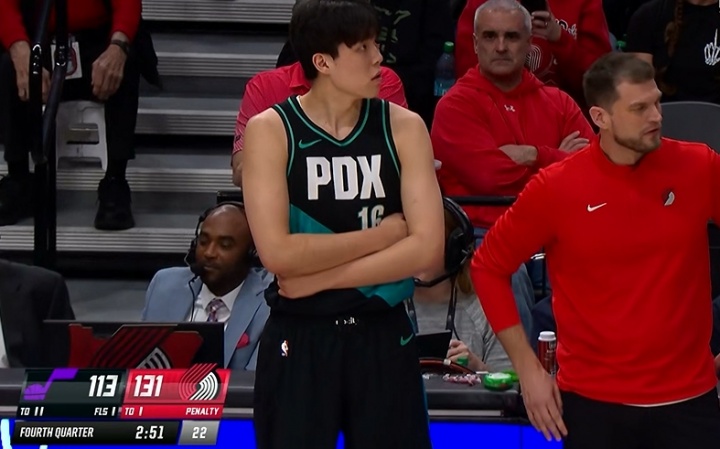 上來就有！楊瀚森籃下接球 左手勾手直接放進(jìn)！