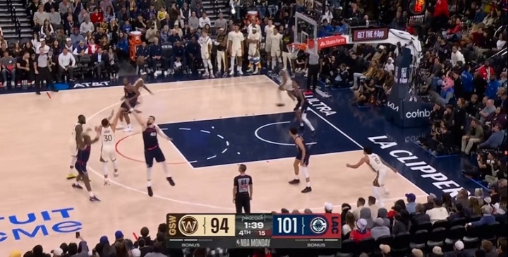 大起大落！庫里連轟兩記三分追到1分分差！隨后6犯被罰下