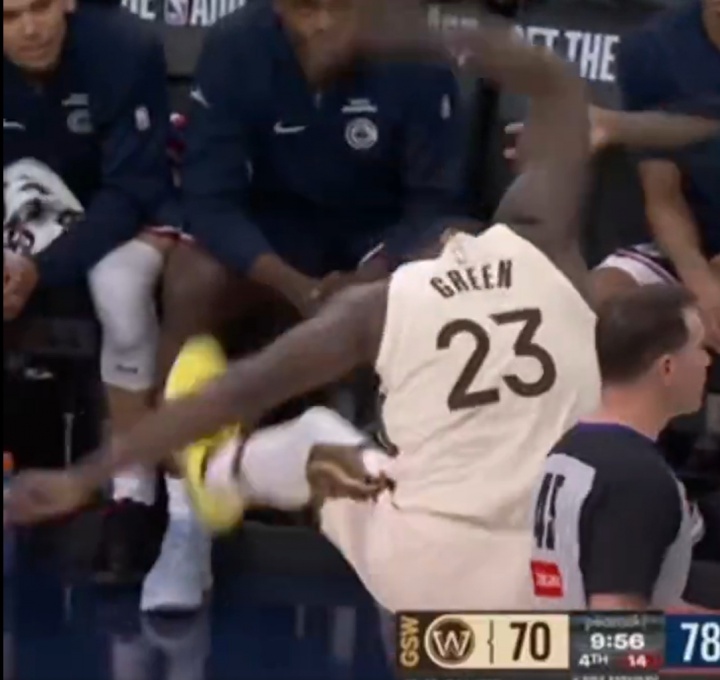 打球還有表演看？追夢造祖巴茨進攻犯規(guī)后突然觸電式跳大神慶祝！