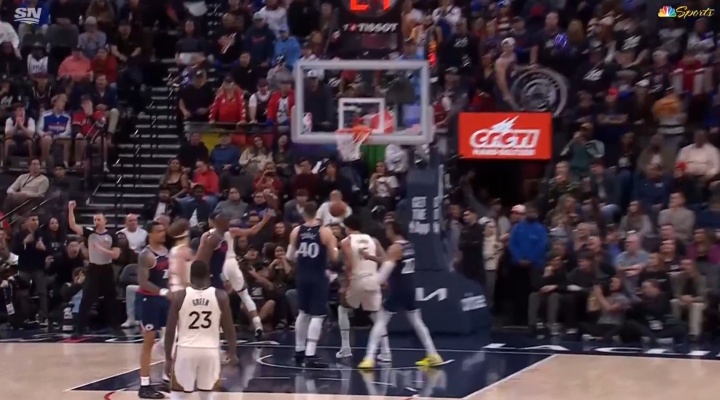 看入迷了？庫里彩虹球2+1被吹無效 犯規(guī)后裁判眼看著球進(jìn)后才吹哨