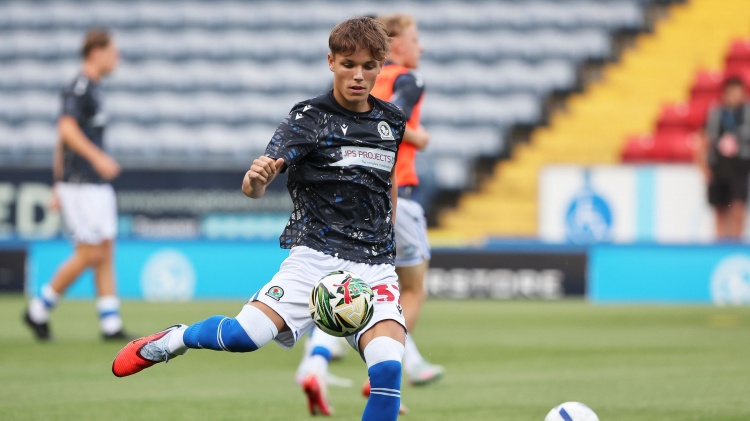 [体育头条]TA：阿森纳冬窗不急于放人，关注布莱克本17岁前