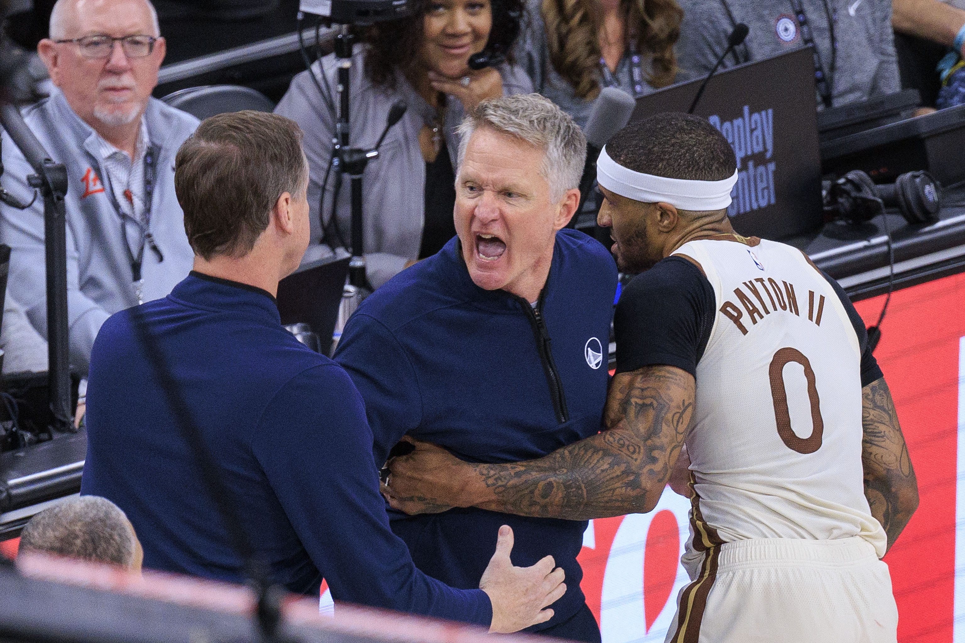 [球迷报道]漏吹暴怒吃2T！狗爷调侃科尔被驱逐：都别拦我！把我钱包拿出来！(图1)