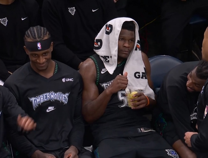 餓了？華子三犯一臉嚴(yán)肅回更衣室 竟拿了個(gè)零食回來(lái)！