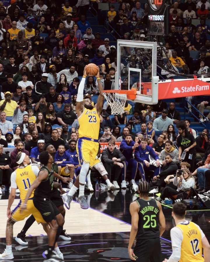 41歲還幾乎平筐！詹姆斯埋伏底線接東契奇?zhèn)髑螂p手暴力空接！